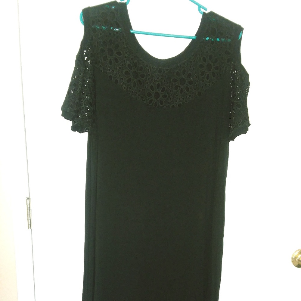 LONG BLACK DRESS WITH EMBROIDERY DETAL ON TOP